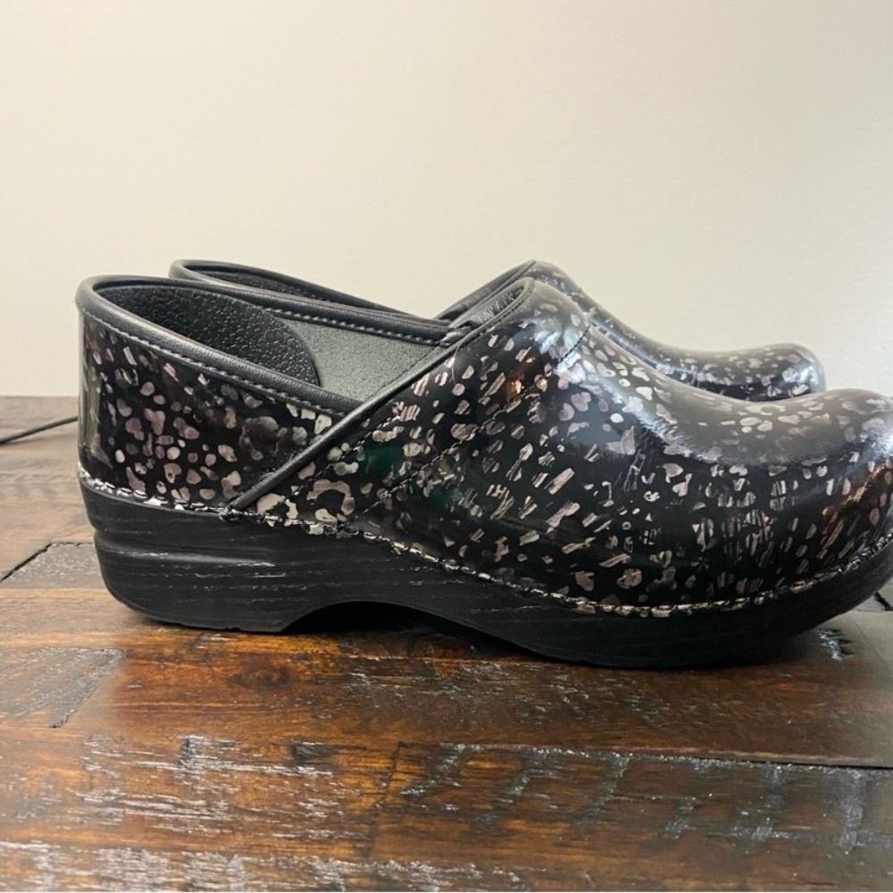Dansko Professional Women's Pewter Leopard Patent Leather Clog Size EU 39/US 8.5